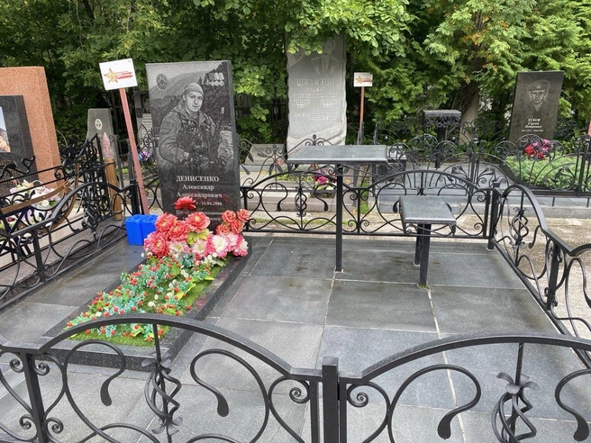 Могила очень ухоженная и полна цветами | Источник: Ирина Господаренко / NGS22.RU