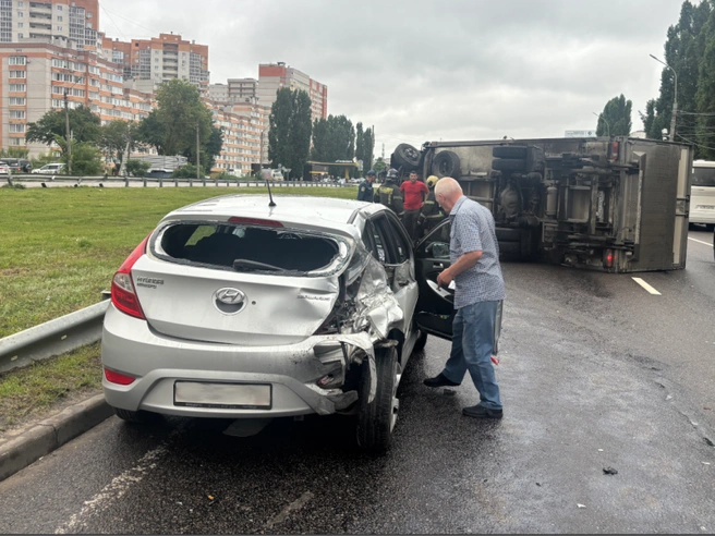 Спасатели поделились подробностями аварии с перевернувшимся грузовиком в Воронеже | Источник: МЧС Воронежской области / 36.mchs.gov.ru