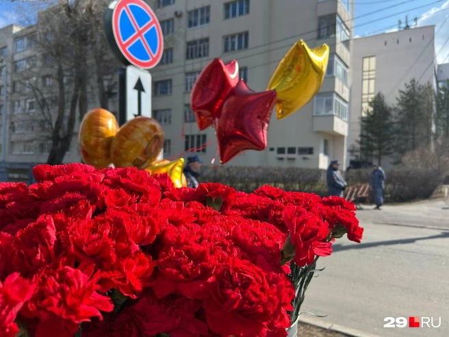 На набережной гвоздики стоят уже по 120 рублей | Источник: Кристина Полевая