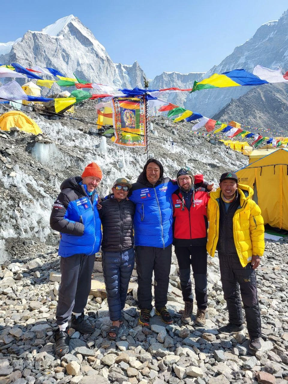 Белкин с шерпами | Источник: Belkin online Everest 2022 / Telegram