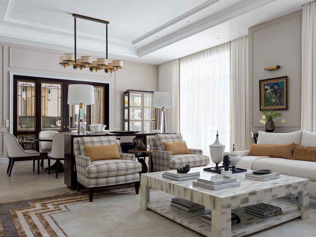 Гостиная. Диван, кресла и журнальный стол, Century Furniture. Портьеры, Pierre Frey. Буфет, Polina Pitdsan Collection. Люстра, Peter Adam. | Источник: Сергей Красюк. Cтиль: Наталья Онуфрейчук