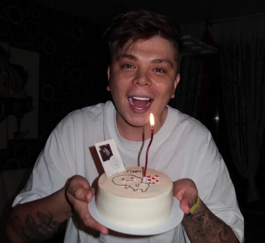 «Подготовил барбекюшницу, сегодня будет готовить именинник»: Элвин Грей отмечает день рождения 