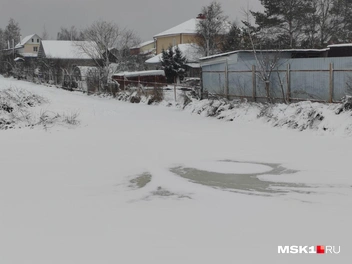 Замерзшая вода прямо перед заборами | Источник: Михаил Мечев / MSK1.RU