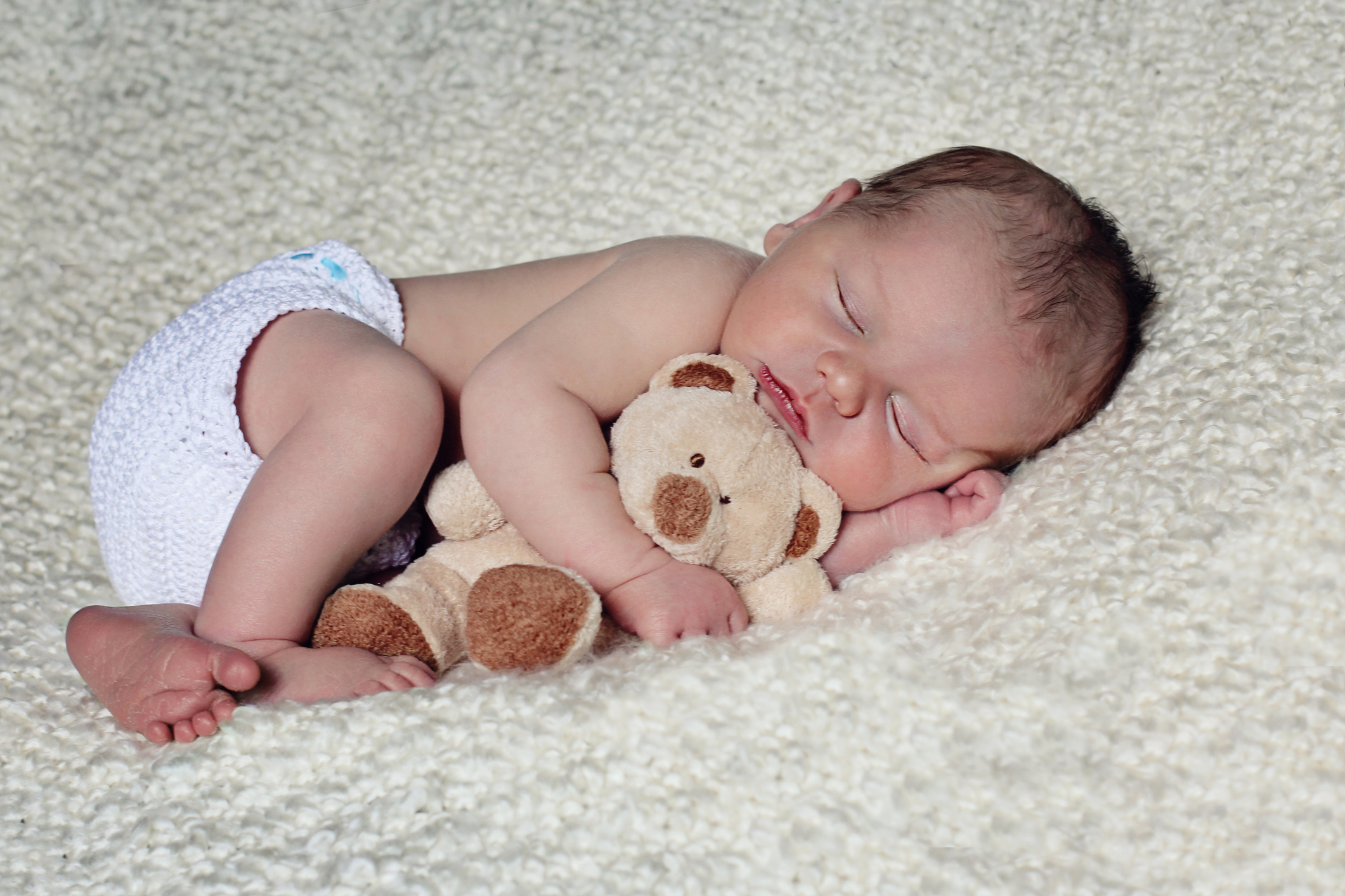 Сильно потеет голова во сне у ребенка. Ребёнок 5 месяцев потеет голова. Потеет голова у ребенка 3 месяца.