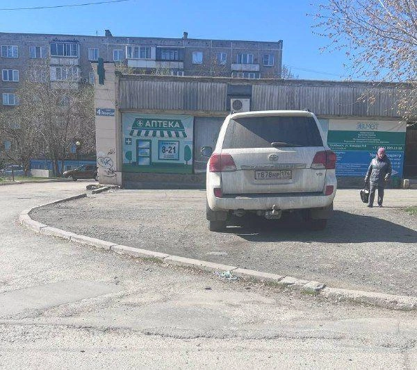 Улица Пионерская, 4. Читатель пишет, что его замечания водитель «Крузака» проигнорировал. А мог бы войти в историю как редкий представитель своего класса, способный к трезвой самооценке | Источник: читатель 74.RU