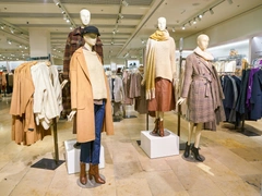 В Москве открылись магазины Mango, но там висят только пуховики