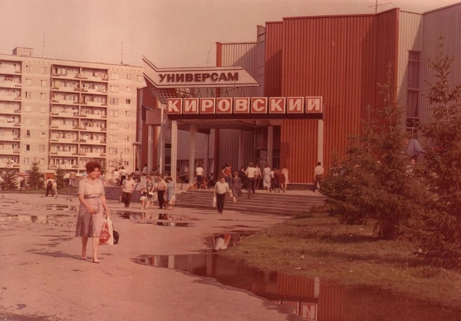 фотографии конца 1980-х — начала 1990-х и наших дней | Источник: Pastvu.com