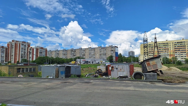 «Городок» для рабочих пустует, никого на стройке нет | Источник: Александр Лисихин / 45.RU 