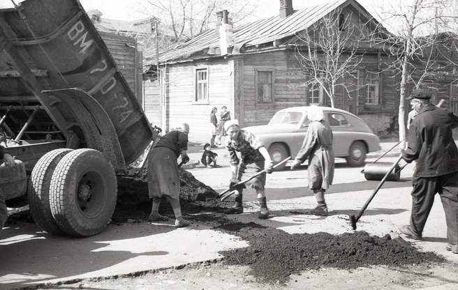 Трое на одного всё на той же Самарской, 1957 год | Источник: фотофонд Самарского госархива социально-политической истории