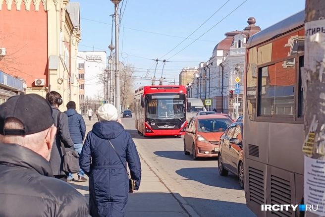 Некоторые пассажиры целенаправленно ждали именно «Адмирал». Говорят, что можно и постоять на остановке ради этого | Источник: Даниил Конин / «ИрСити»