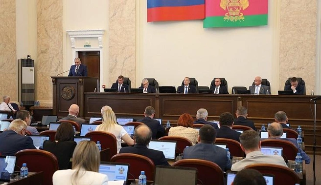 Доклад по вопросу представил председатель спортивного комитета Заксобрания Сергей Носов | Источник: пресс-служба Законодательного собрания Краснодарского края