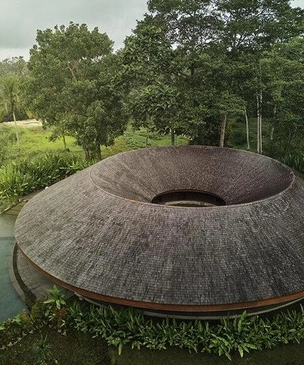 Дом-кольцо на Бали: вилла с внутренним двором, повторяющим изгиб холмов