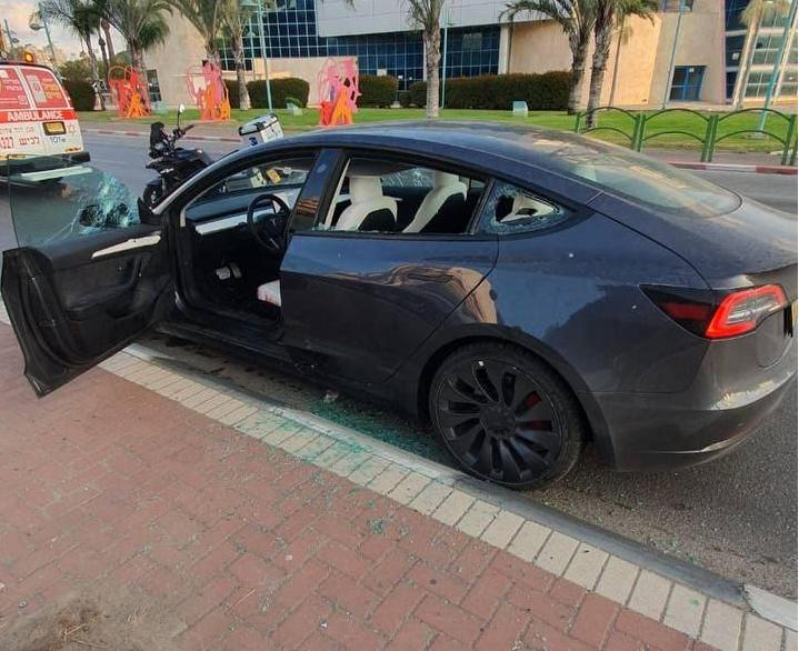 В Израиле Tesla вывезла владельца из-под обстрела ХАМАС, получив сотню пулевых пробоин