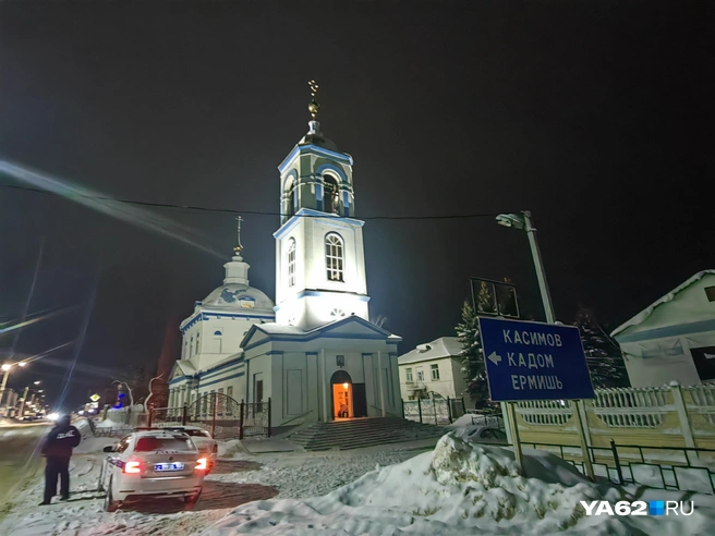 После мороза приятно войти в теплый храм, пахнущий воском и ладаном | Источник: Кристина Мельникова / YA62.RU