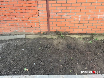Именно в этой точке был кусок плиты и истевшая одежда, но сейчас тут пусто | Источник: Анастасия Харитонова / MSK1.RU