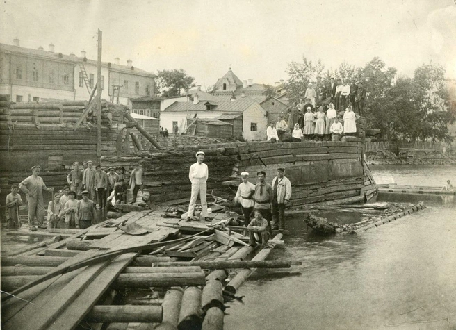 1920-е годы. Рабочие разбирают старый мост через реку Миасс по улице Рабоче-Крестьянской (ныне&nbsp;— Кирова) | Источник: фонды ОГАЧО