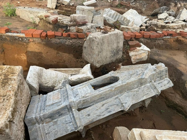 На территории бывшего зоопарка нашли памятник с могилы Михаила Мухина | Источник: Музей Архиерейского квартала / Vk.ru