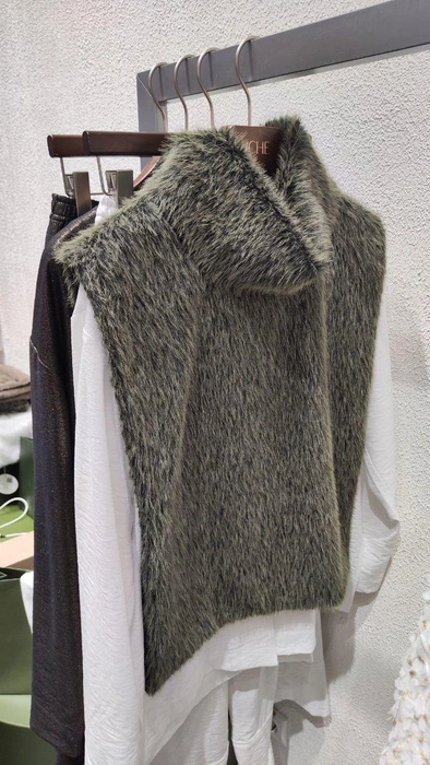 Манишки остаются на пике вот уже который сезон | Источник: «На модных щах» / Telegram