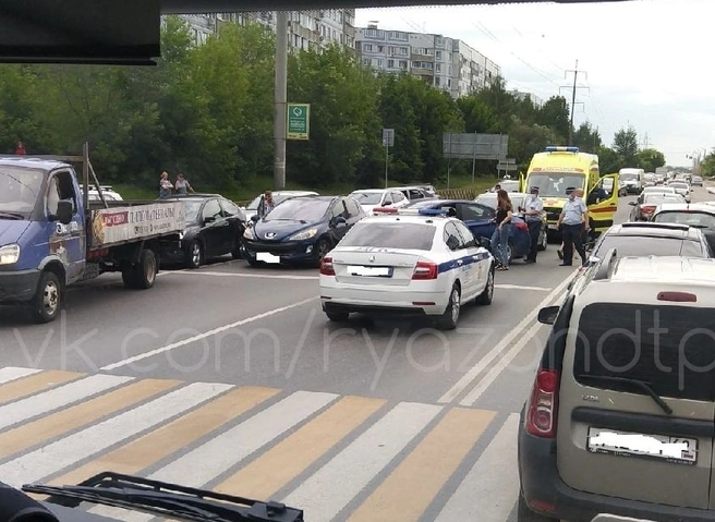 Из-за аварии на Бирюзова собралась двухкилометровая пробка | ya62.ru