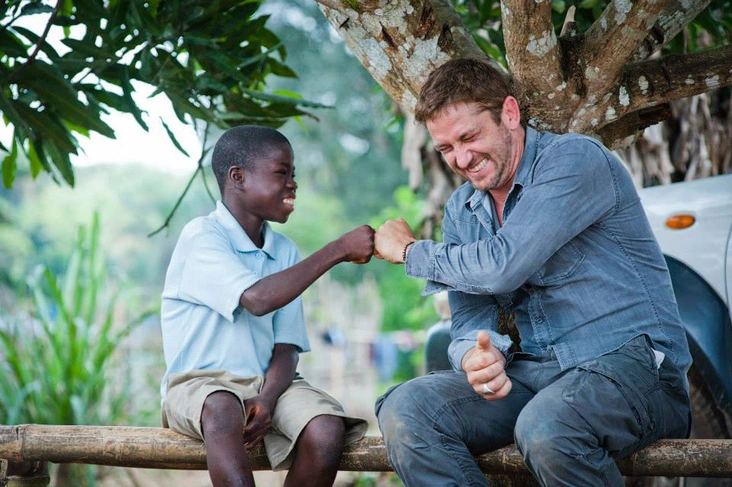 Джерард Батлер (Gerard Butler), Либерия, Африка, благотворительность | Источник: Facebook/marysmeals (запрещенная в России экстремистская организация)