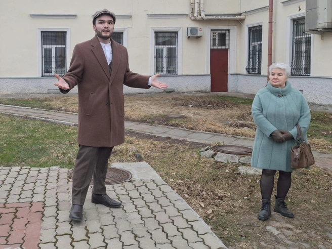 Светлана Илларионовна Мирончик, работавшая с 1983 по 1998 год, внимательно слушает экскурсовода Михея Метелкина | Источник: Андрей Калиниченко