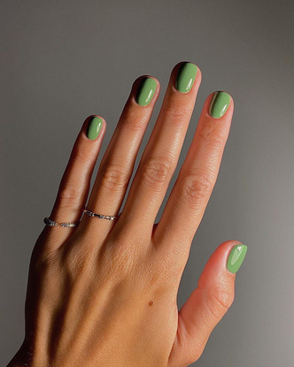Маникюр в зеленых оттенках: 9 модных идей для длинных и коротких ногтей