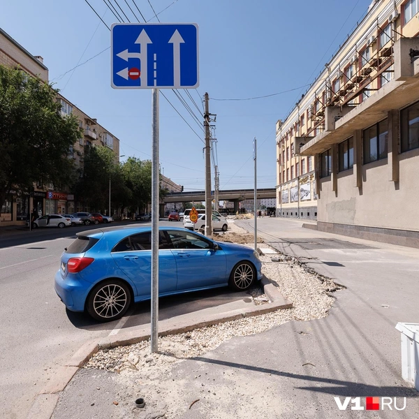 Проехать точно по знакам иногда невозможно из-за поворачивающих автобусов | Источник: Алексей Волхонский / V1.RU