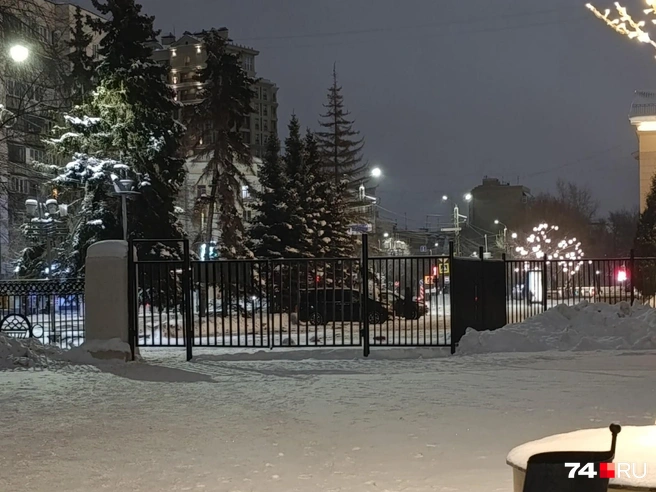 Просто покинуть территорию было невозможно из-за закрытых калиток | Источник: читатель 74.RU