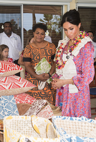 Герцогиня-хиппи, цветы в волосах и другие подробности тура Меган и Гарри на Фиджи