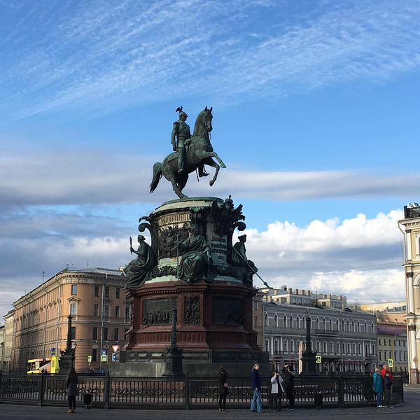 Киану Ривз гуляет по Санкт-Петербургу