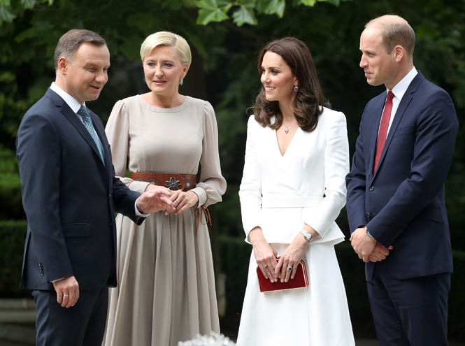 Принцесса Шарлотта и принц Джордж: первые фото из Польши