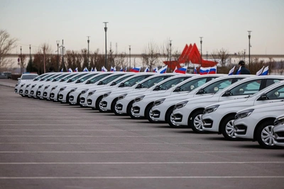 Ветеранам Волгограда передали 60 автомобилей Lada Vesta