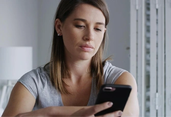 «Муж на СВО обиделся из-за того, что я сделала губы. Говорит, что разведется, хотя я верно и честно жду его…»