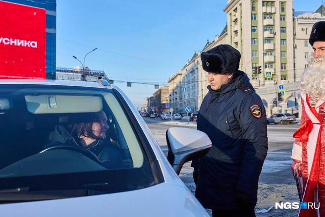 Автомобилистам напоминали правила дорожного движения и дарили подарки | Источник: Александр Ощепков / NGS.RU