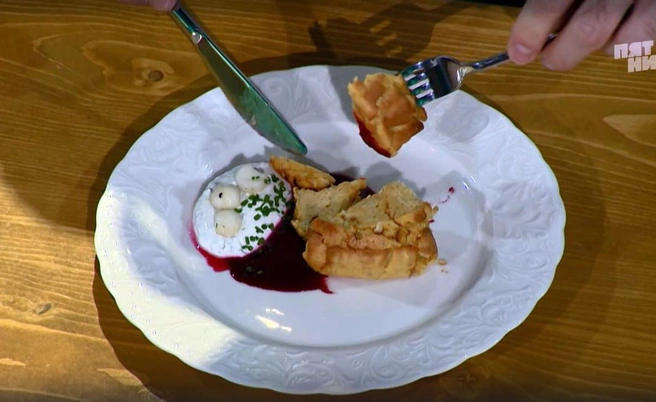 Капустный пирог с интересным соусом покорил Константина Ивлева | Источник: телеканал «Пятница!»