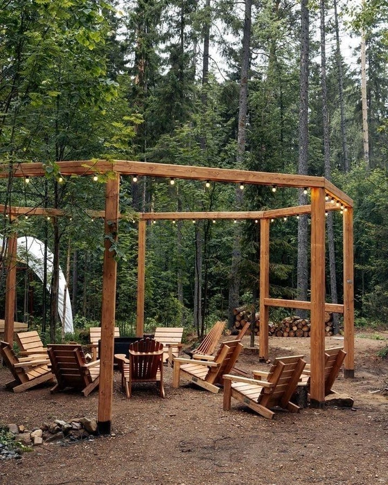 Костровая освещается по вечерам | Источник: WELCOME TO FOREST | Экодеревня | Глэмпинг| Пермь / Vk.com