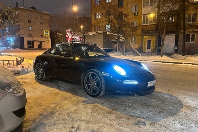 Екатеринбуржцы украсили автомобили к Новому году