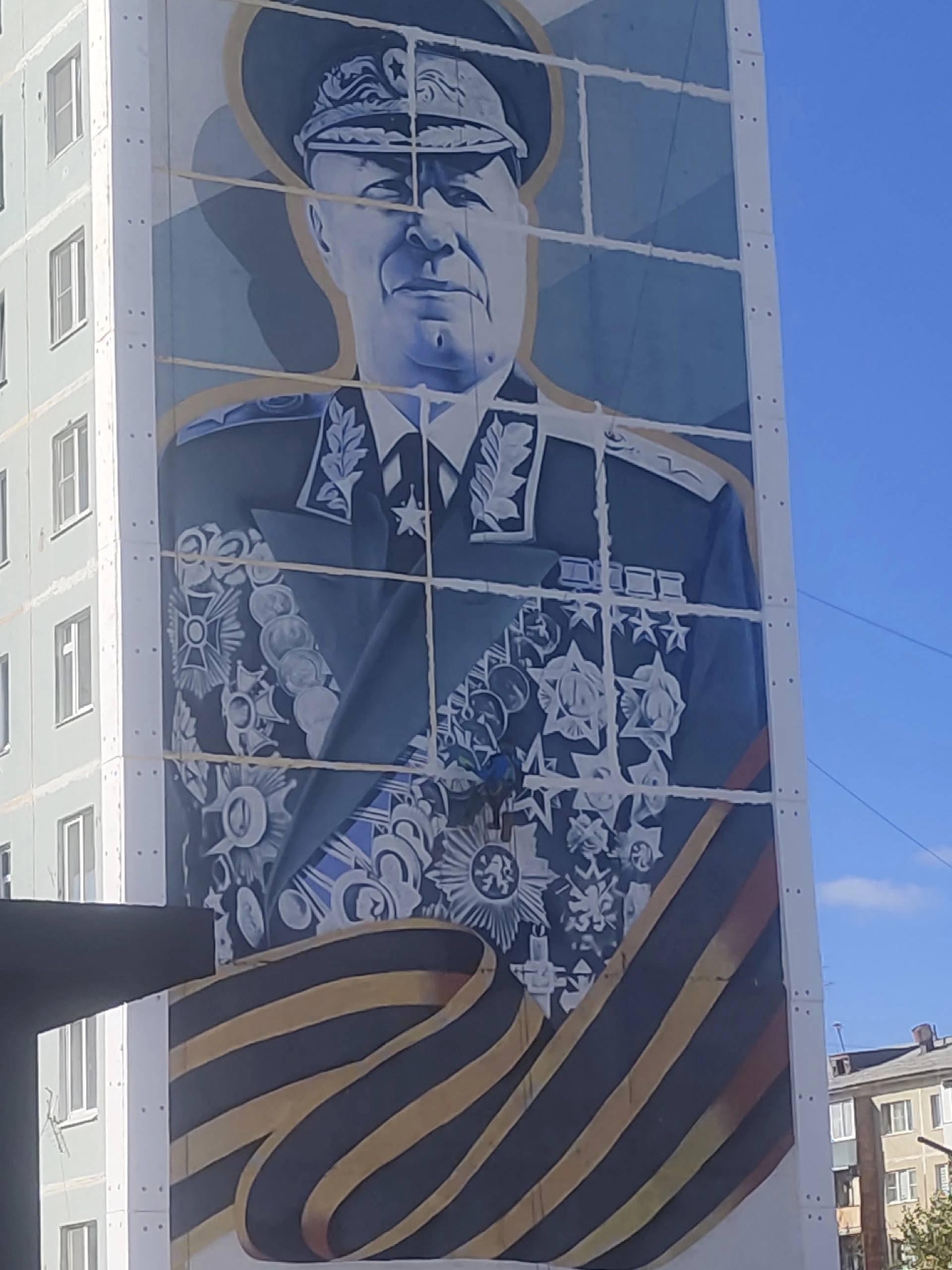 «Посадили маршала за решетку». Читинцы остались недовольны муралом Жукова после ремонта панельного…