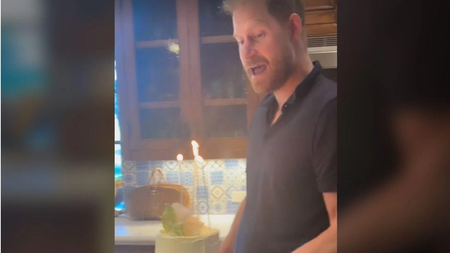 Маркл поделилась видео, как принц Гарри дарит ей торт в честь годовщины после плохо посещаемого мероприятия в Швейцарии. | Источник: @meghan/Instagram