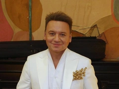 Седой, с мокрыми волосами и без одежды: брутальный Александр Олешко свел женщин с ума отпускными фото
