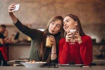 «Увидимся в другой раз?»: почему дружба для зумеров — слишком дорогое удовольствие