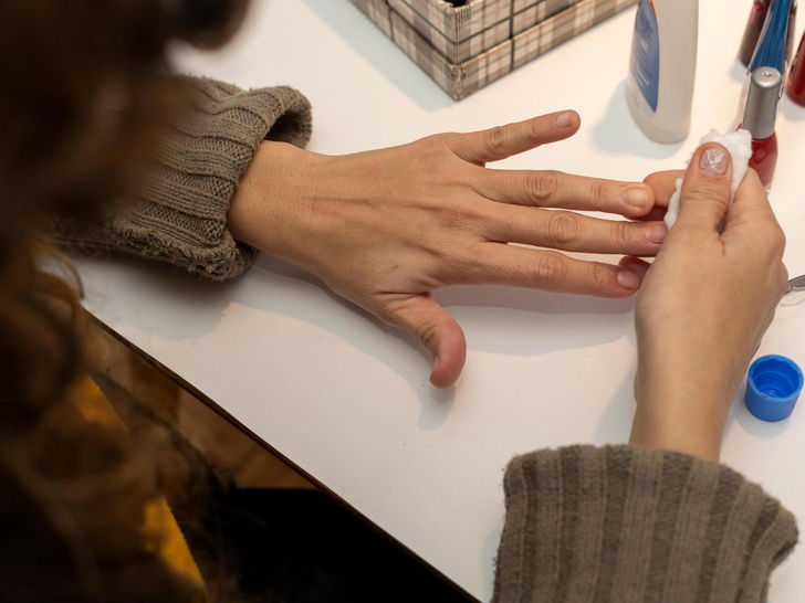 Это гениально: 5 способов стереть лак с ногтей, если под рукой нет жидкости для снятия лака