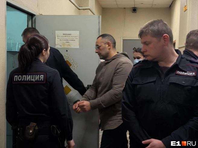 Судья отправила Видади Мустафаева за решетку, пока идет следствие | Источник: Анастасия Якупова / E1.RU
