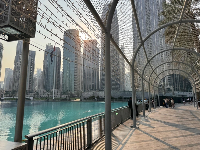 Прогулочная зона недалеко от Burj Khalifa | Источник: читатель 29.RU