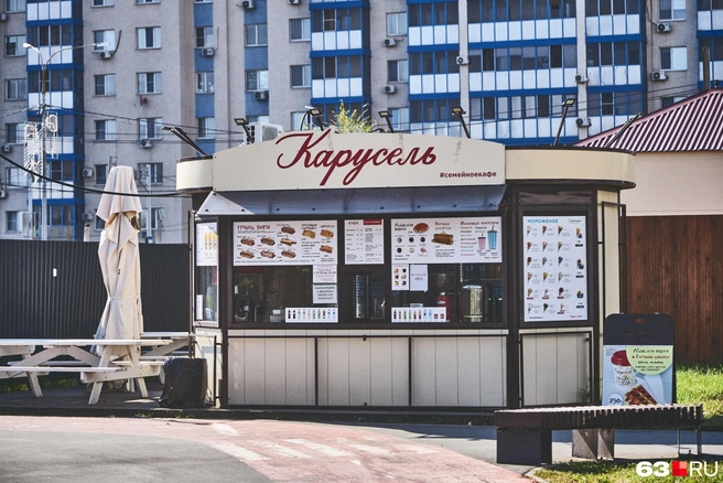 Есть вариант присесть на перекус прямо около киоска | Источник: Роман Данилкин / 63.RU