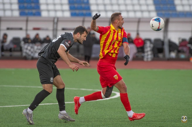 Руслан Болов (в черной форме) поругался с болельщиком после игры | Источник: ФК «Тюмень»