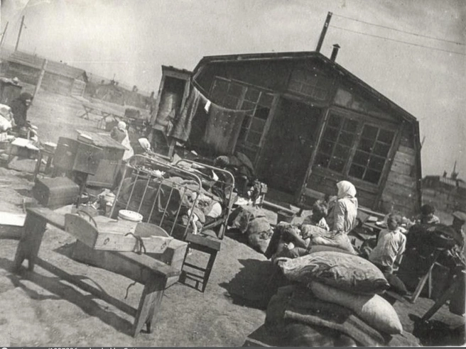 1932 год. Барак для рабочих завода «Ростсельмаш». Женщины и дети ожидают заезда. | Источник: «Государственный исторический музей Южного Урала» / pastvu.com