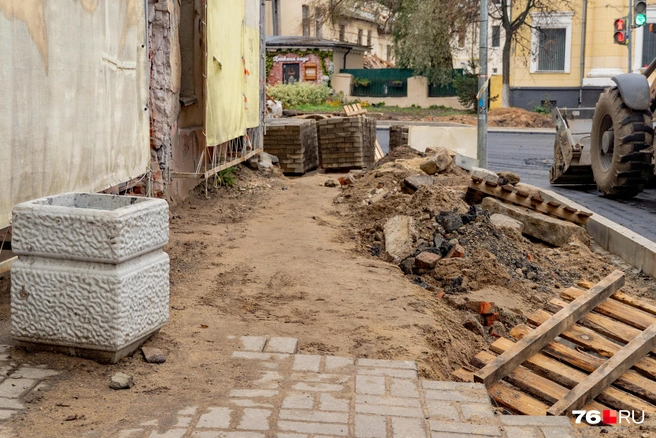 За время ремонта горожане вытоптали себе тропинки | Источник: Кирилл Поверинов / 76.RU