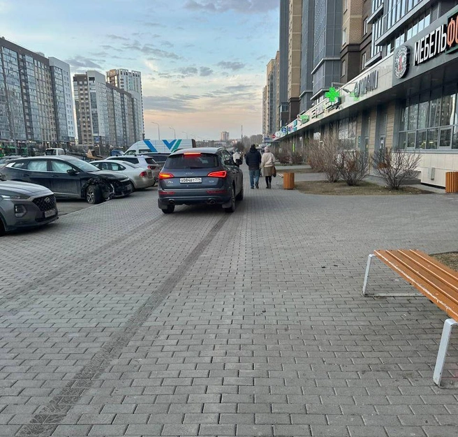 Этот снимок из ЖК «Ньютон» мы публиковали в прошлой подборке, и в ответ пришло объяснение водителя. Он пишет: «Не совсем корректно выкладывать такие фотографии, не зная контекста. Да, я действительно ехал по тротуару, но если внимательно посмотреть на фото, проезд перегородил эвакуатор. Подошел к водителю и уточнил, сколько ожидать, комментария не последовало. Проезд в этой части „Ньютона“ тупиковый, единственную дорогу перегородили. Не спорю, что так делать нельзя, но и выбора не было». Автор не лукавит: это дом на проспекте Героя Родионова, 19, и проезд вдоль его внешней стороны действительно тупиковый («Ауди» пытается выбраться из него) | Источник: читатель 74.RU