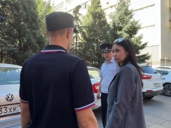 Утром 2 сентября Наталью Кузьмину задержали у школы | Источник: Сергей Островский